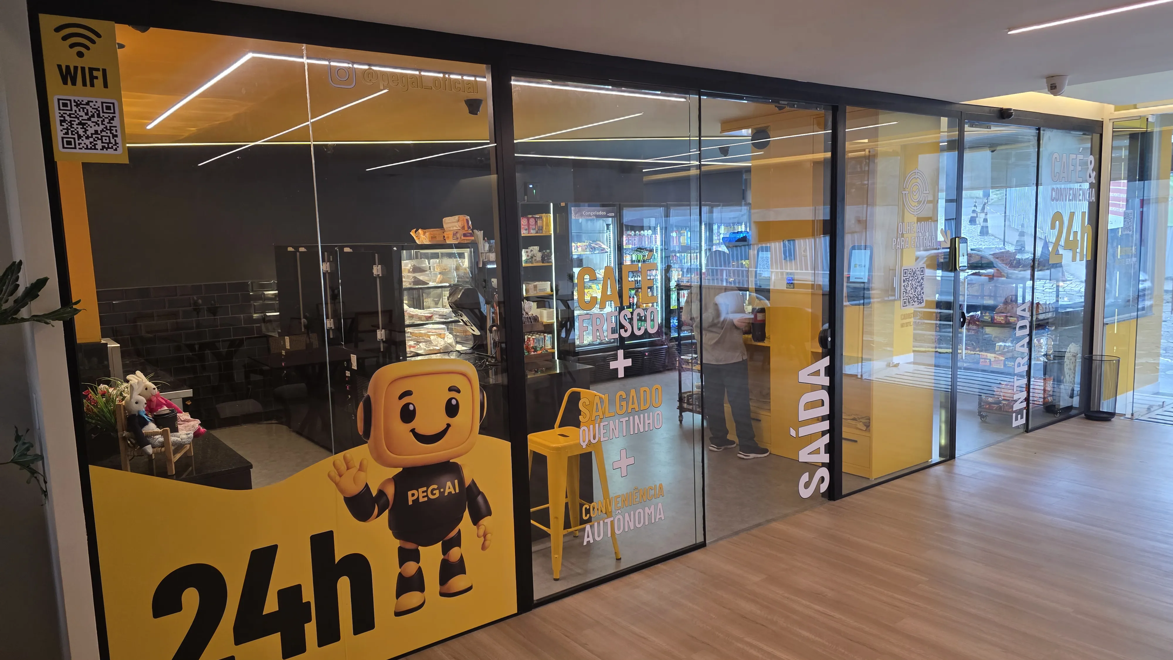 Vitrine PEG-AI no Hospital Jaraguá, com mascote 24h, café fresco, salgado quentinho e conveniência autônoma