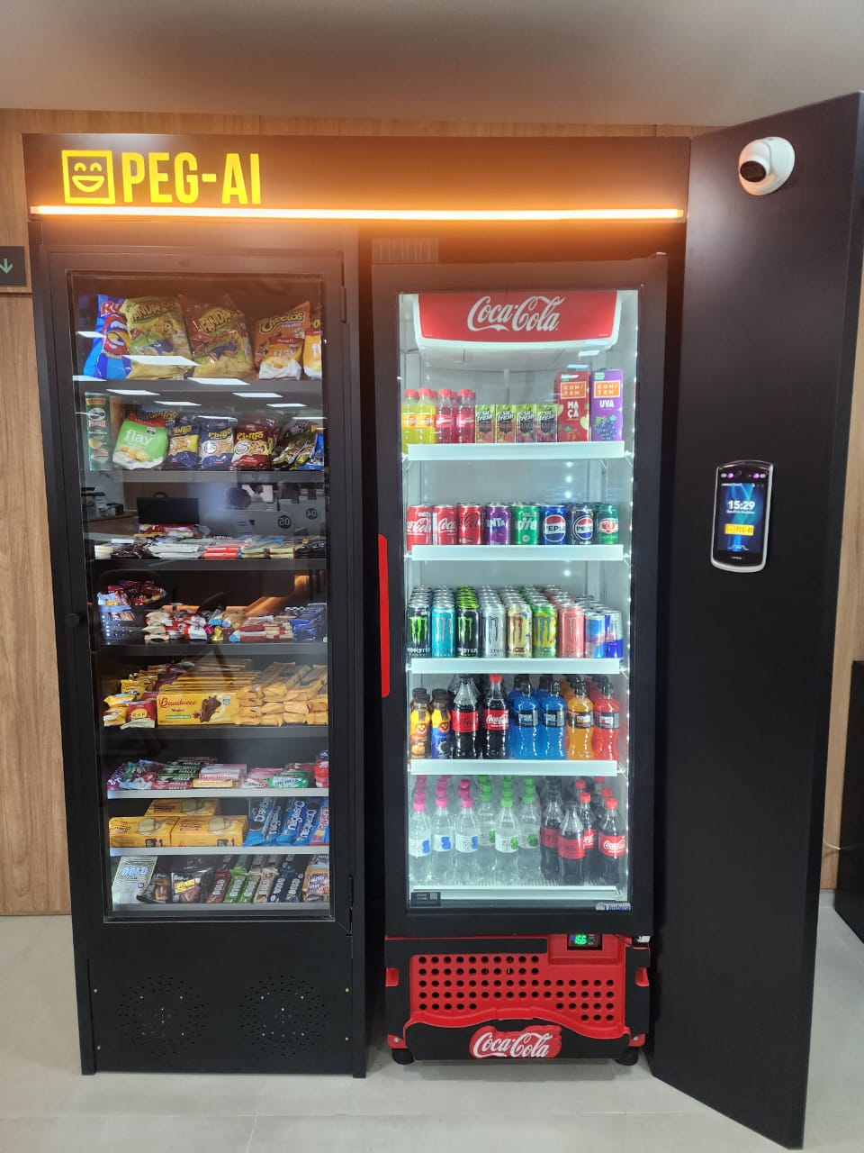 Loja PEG-AI Express com mercearia e geladeira integradas, letreiro neon e leitor biométrico